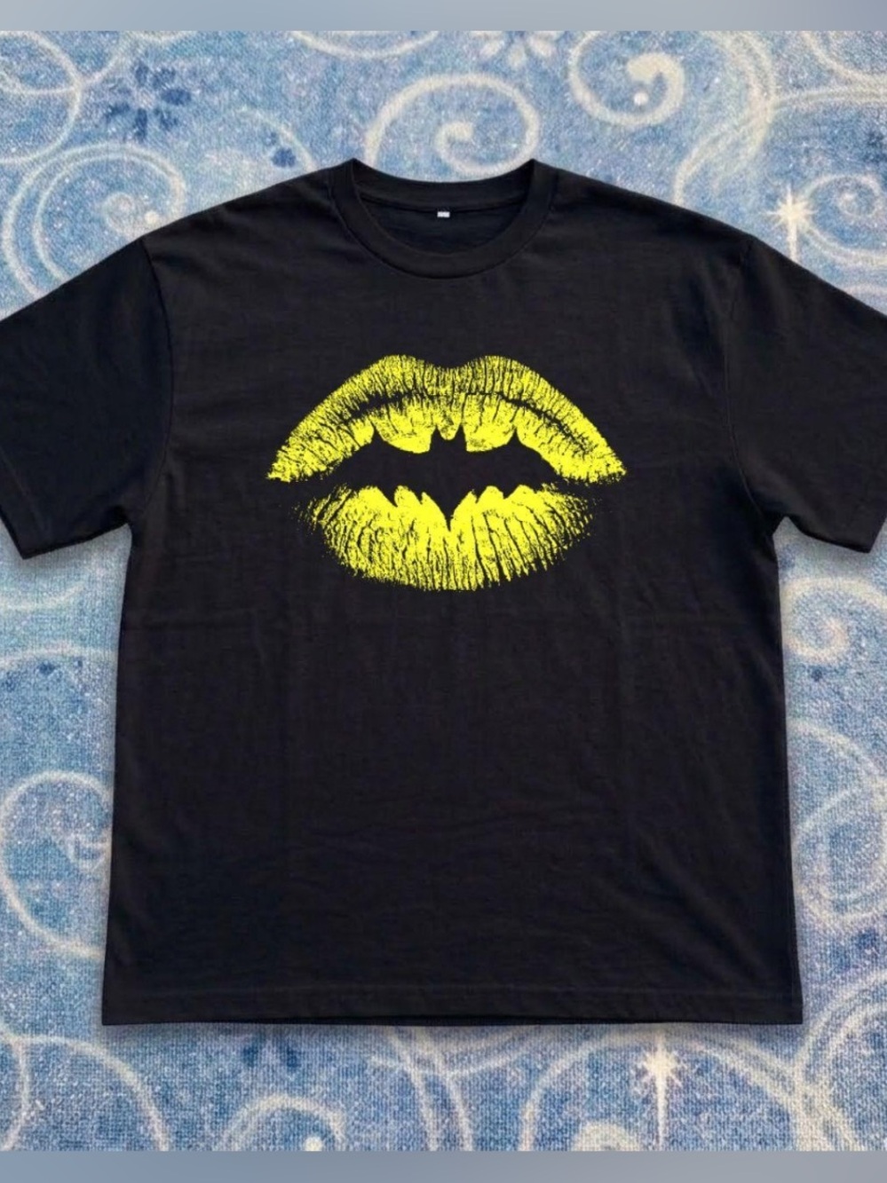 Gildan Black Lip & Bat Graphic T-Shirt, Classic Tee For Everyday Wear